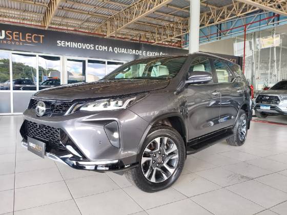 TOYOTA HILUX SW4 2.8 D-4D TURBO DIESEL DIAMOND 7L 4X4 AUTOMÁTICO